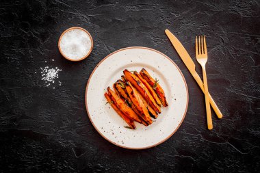 Kızarmış tatlı patates - sebzeli aperatif, yukarıdan manzara