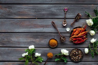 Baharatlı mutfak aletleri ve metal kaselerde bitkiler.