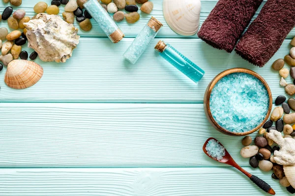 Spa behandelingen set met zee cosmetica - zout en aroma olie. Bovenaanzicht — Stockfoto