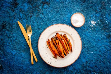 Kızarmış tatlı patates - sebzeli aperatif, yukarıdan manzara