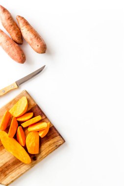 Tatlı patates dilimlenmiş. Kinchen masasında sebzeli vejetaryen yemeği.