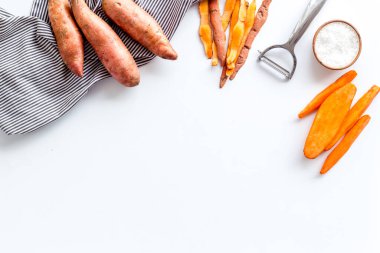 Tatlı patates dilimlenmiş. Kinchen masasında sebzeli vejetaryen yemeği.