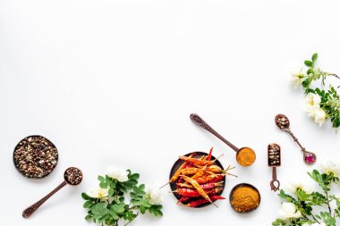 Bitkiler ve çiçeklerle hazırlanmış sıcak baharatlar, üst manzara.