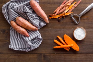 Tatlı patates dilimlenmiş. Kinchen masasında sebzeli vejetaryen yemeği.