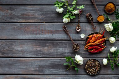 Metal kaşıklar ve kâselerde yemek pişirmek için baharat ve şifalı otlar.