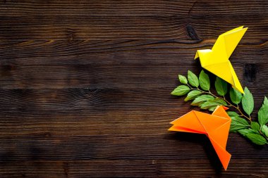 Origami kuşları tepemizde uçuyor.
