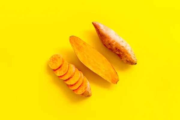Süßkartoffelscheiben auf dem Küchentisch, Draufsicht — Stockfoto