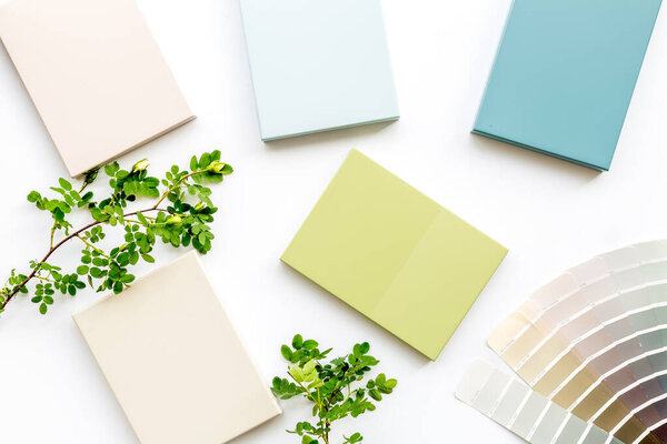 Деревянный пол и образцы мебели с цветовой гаммой. Вид сверху