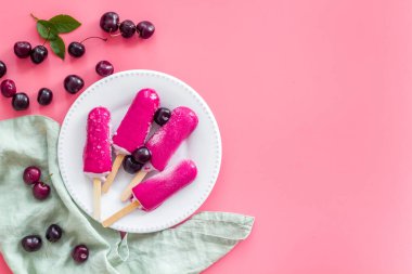 Vişneli dondurma, masada meyveli dondurma, üst manzara.