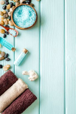 Deniz kozmetikleriyle hazırlanmış spa tedavileri. Tuz ve aroma yağı. Üst görünüm