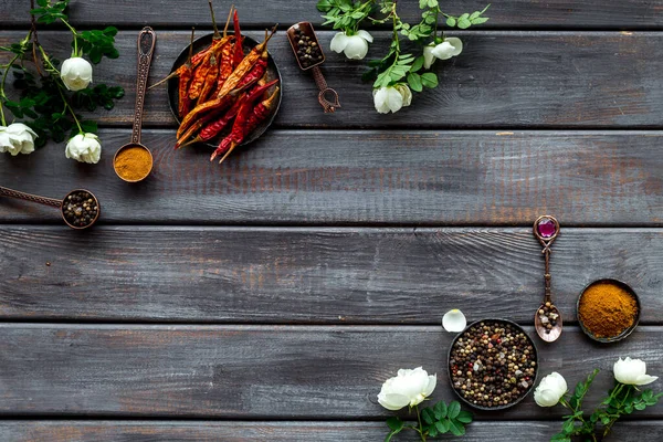 Metal kaşıklar ve kâselerde yemek pişirmek için baharat ve şifalı otlar.