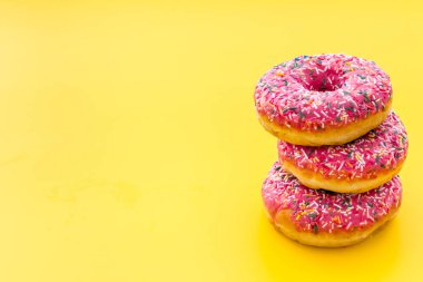 Pembe böğürtlenli çörekler kapanıyor. Camlı ve serpiştirilmiş fırın