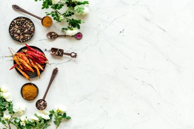 Sıcak baharatlar ve yemek pişirme aletleri ile aromatik bitkiler.