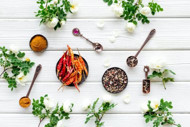 Mutfak aletleri, metal kaseler ve kaşıklarda sıcak baharatlar. Üst görünüm