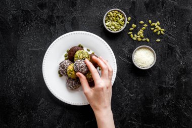 Çiğ hindistan cevizi ve çikolata enerji topları, üst görünüm.