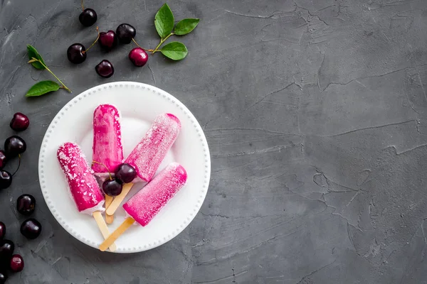 Taze vişneli dondurma. Buzlu şeker genel görünüm