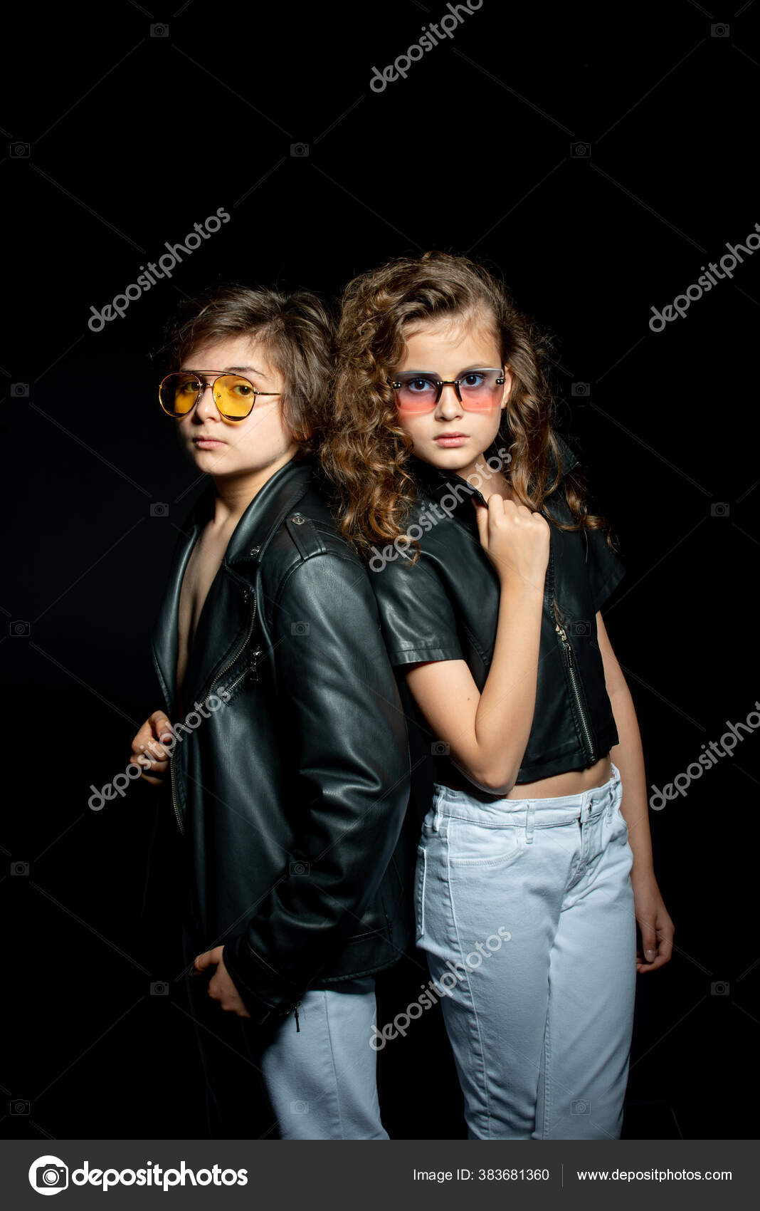 Preadolescente Chico Chica Ropa Cuero Posando Estudio Sobre Fondo Oscuro Foto de stock 383681360 serghupper