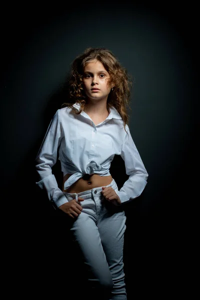 Adorable Chica Preadolescente Camisa Blanca Posando Sobre Fondo Oscuro Mirando —  Fotos de Stock