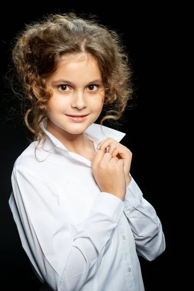 Entzückende Preteen Mädchen Weißem Hemd Posiert Auf Schwarzem Hintergrund — Stockfoto