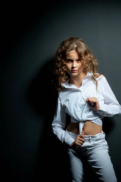 Adorable Preteen Girl White Shirt Posing Dark Background Looking Camera — Stock Photo, Image