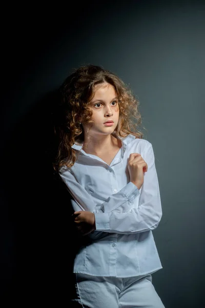 Adorable Niña Preadolescente Camisa Blanca Posando Sobre Fondo Negro — Foto de Stock