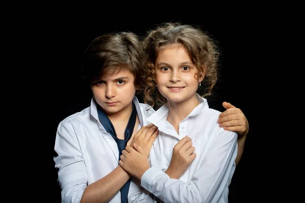 Tiener Jongen Meisje Wit Shirts Poseren Studio Donkere Achtergrond Knuffelen — Stockfoto