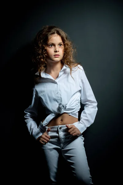 Rozkošný Preteen Dívka Bílé Košili Pózovat Černém Pozadí — Stock fotografie