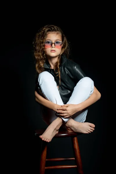 Adorável Menina Pré Adolescente Camisa Preta Posando Cadeira Fundo Preto — Fotografia de Stock