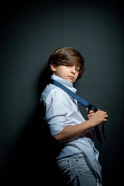 Preteen Ragazzo Camicia Bianca Posa Sfondo Nero — Foto Stock