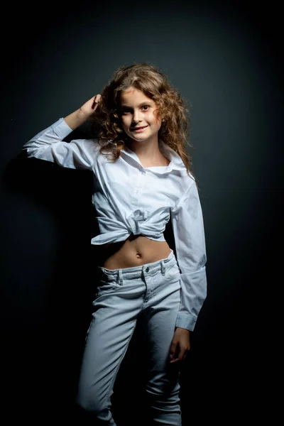 Adorable Chica Preadolescente Camisa Blanca Posando Sobre Fondo Oscuro Mirando — Foto de Stock