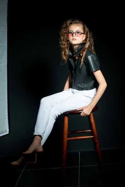 Adorable Preadolescente Chica Negro Camisa Posando Silla Sobre Fondo Negro — Foto de Stock