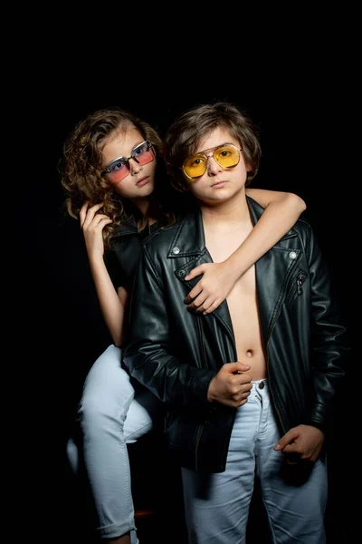 Préadolescent Garçon Fille Cuir Vêtements Lunettes Soleil Posant Étreignant Studio — Photo