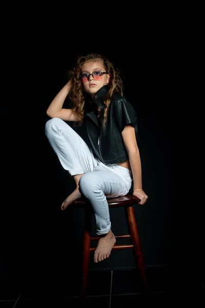 Adorável Menina Pré Adolescente Camisa Preta Posando Cadeira Fundo Preto — Fotografia de Stock