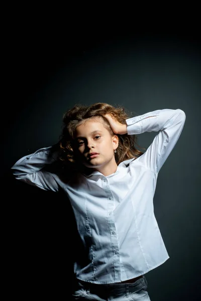 Schattig Tiener Meisje Wit Shirt Poseren Donkere Achtergrond Kijken Naar — Stockfoto