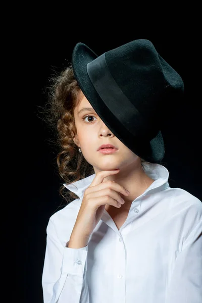 Adorable Chica Preadolescente Posando Con Sombrero Sobre Fondo Negro — Foto de Stock