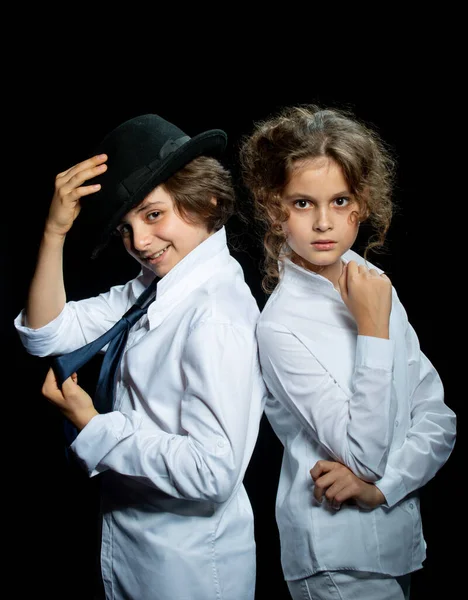 Junge Und Mädchen Weißen Hemden Posieren Rücken Rücken Studio Auf — Stockfoto