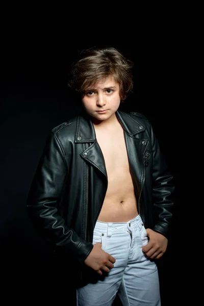Frühchen Junge Schwarzer Lederjacke Posiert Auf Schwarzem Hintergrund — Stockfoto
