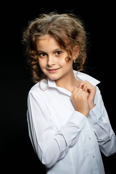 Adorável Menina Pré Adolescente Camisa Branca Posando Fundo Preto — Fotografia de Stock