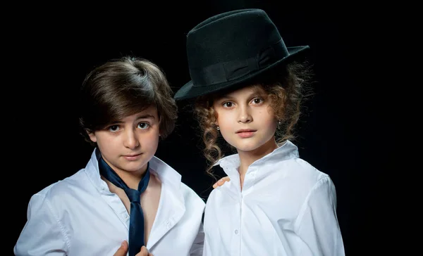 Preteen Pojke Och Flicka Vita Skjortor Och Hatt Poserar Studio — Stockfoto