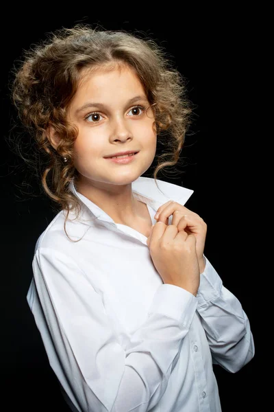 Adorável Menina Pré Adolescente Camisa Branca Posando Fundo Preto — Fotografia de Stock