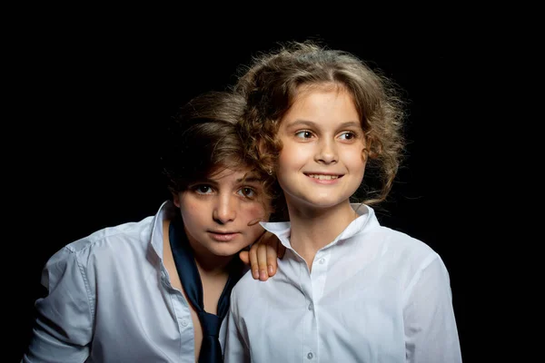 Sorrindo Menino Menina Pré Adolescente Camisas Brancas Posando Estúdio Fundo — Fotografia de Stock