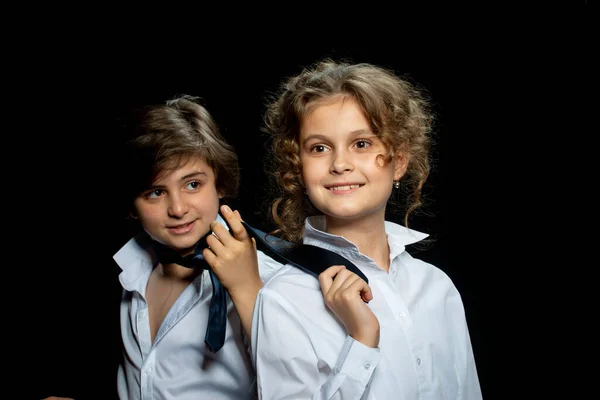 Preteen Menina Segurando Menino Gravata Posando Estúdio Fundo Escuro — Fotografia de Stock