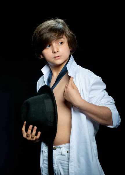 Preteen Menino Camisa Branca Chapéu Posando Fundo Preto — Fotografia de Stock