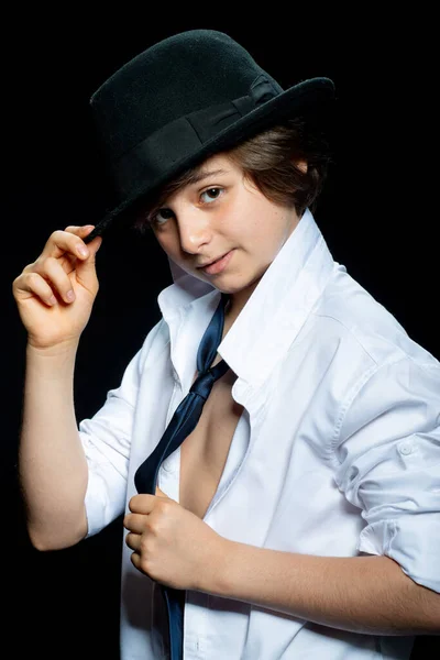 Niño Preadolescente Camisa Blanca Sombrero Posando Sobre Fondo Negro —  Fotos de Stock