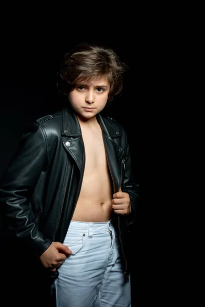 Preteen Ragazzo Giacca Pelle Nera Posa Sfondo Nero — Foto Stock