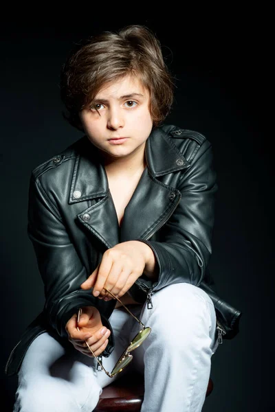 Bedårande Preteen Pojke Svart Läder Jacka Poserar Svart Bakgrund Och — Stockfoto