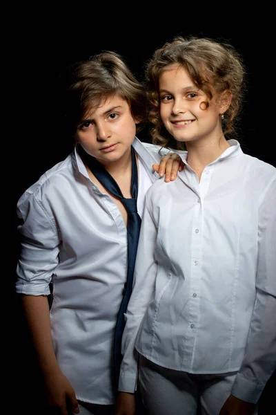 Lächelnde Jungen Und Mädchen Weißen Hemden Posieren Studio Auf Dunklem — Stockfoto