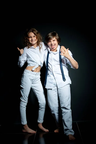 Tiener Jongen Meisje Witte Shirts Poseren Plezier Hebben Studio Donkere — Stockfoto