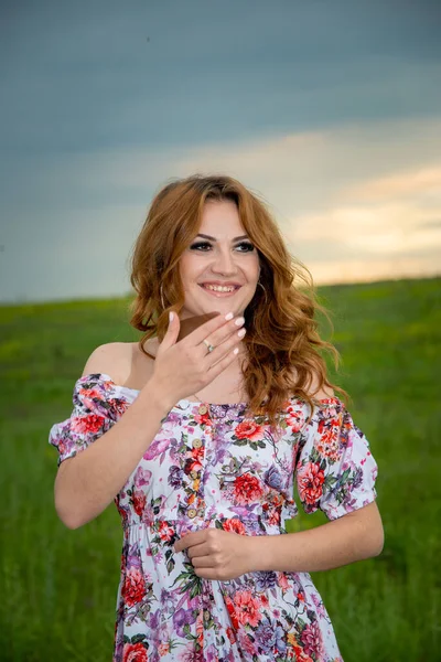 Bela Mulher Vestindo Vestido Floral Posando Campo — Fotografia de Stock