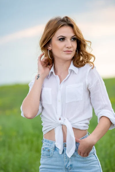 Mooie Vrouw Wit Shirt Poseren Het Veld — Stockfoto